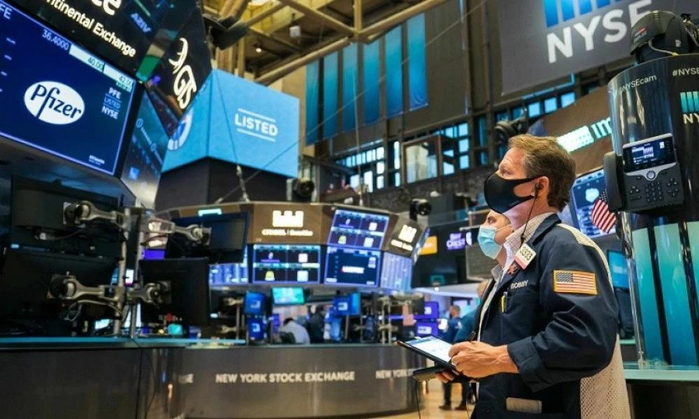 Wall Street: "Ράλι" έκανε ο Nasdaq–Άνοδος 300 μονάδων για τον Dow Jones